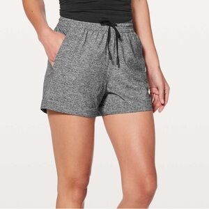 Lululemon Spring Break Away Short 4-way Stretch 3"
Heather Lux Multi Black Sz 2